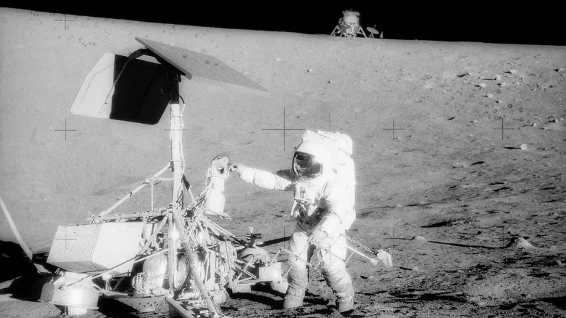 Pierwszy „kosmiczny archeolog” Alan Bean z misji Apollo 12 bada na Księżycu niedziałającą bezzałogową sondę Surveyor 3, fot. NASA