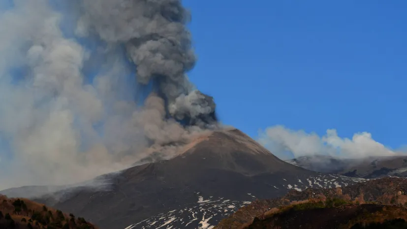 epa09110437 Etny po erupcji z krateru Catania; Sycylia, 21 luty 2021. EPA/Orietta Scardino; Dostawca: PAP/EPA.
