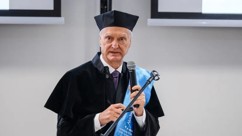 23.09.2021. Profesor Michał Kleiber podczas uroczystości nadania mu tytułu Doktora Honoris Causa Akademii WSB, 23 bm. w Dąbrowie Górniczej. PAP/Hanna Bardo
