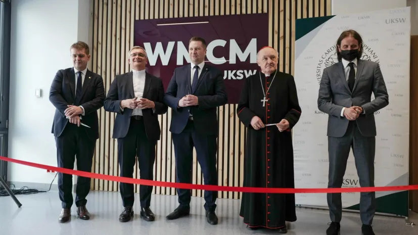 17.03.2022. Minister edukacji i nauki Przemysław Czarnek (C), metropolita warszawski abp Kazimierz Nycz (2P), rektor UKSW ks. prof. Ryszard Czekalski (2L), wiceminister zdrowia Piotr Bromber (P) i dziekan Wydziału Medycznego Collegium UKSW prof. Filip M. Szymański (L) podczas uroczystego otwarcia budynku Wydziału Medycznego Collegium Medicum Uniwersytetu Kardynała Stefana Wyszyńskiego w Warszawie. PAP/Mateusz Marek