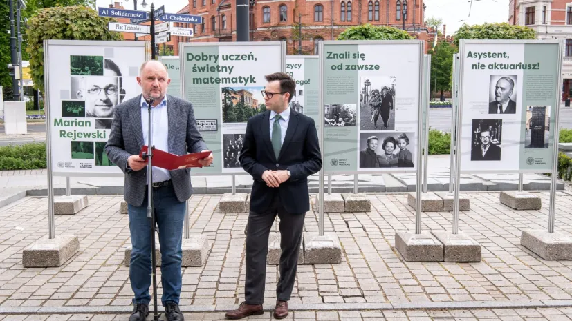 11.05.2022. Dr Robert Gawłowski (2L) i marszałek województwa kujawsko-pomorskiego Piotr Całbecki (L) na otwarciu wystawy poświęconej Marianowi Rejewskiemu na placu przed Urzędem Marszałkowskim w Toruniu, 11 bm. Ekspozycję przygotowało Oddziałowe Biuro Edukacji Narodowej Delegatury IPN w Bydgoszczy. Po otwarciu wystawy odbyło się spotkanie autorskie z dr Gawłowskim, autorem biografii Mariana Rejewskiego „Jestem tym, który rozszyfrował Enigmę. Nieznana historia Mariana Rejewskiego”.  PAP/Tytus Żmijewski