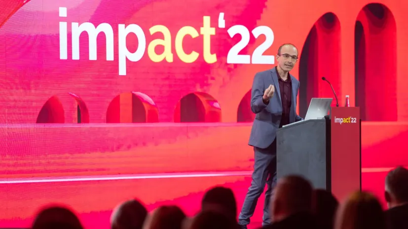 11.05.2022. Historyk prof. Yuval Noah Harari podczas kongresu Impact&#039;22 w Poznań Congress Center, 11 bm. Kongres służy wymianie poglądów oraz jest platformą dla dyskusji dotyczących biznesu, polityki, nauki i nowoczesnych technologii. PAP/Jakub Kaczmarczyk