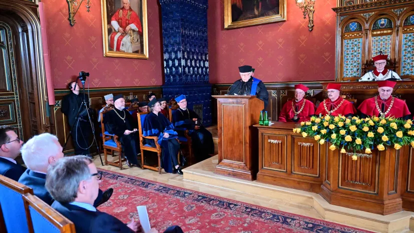 Kraków, 12.05.2022. Pisarz Wiesław Myśliwski (C) i rektor UJ prof. dr hab. Jacek Popiel (P góra) podczas uroczystości wręczenia Wiesławowi Myśliwskiemu tytułu doktora honoris causa Uniwersytetu Jagiellońskiego, 12 bm. w Auli Collegium Novum UJ w Krakowie. PAP/Art Service 2