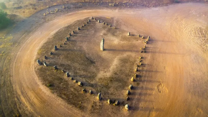 Zdjęcie poglądowe - kompleks megalityczny Cromeleque do Xerez w Portugalii (kamienie-menhiry pochodzą nawet z IV-V tysiąclecia p.n.e., ale ich układ nie jest oryginalny - powstał mniej więcej 20 lat temu).