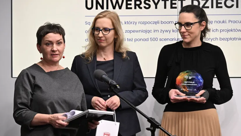 Warszawa, przedstawicielki Fundacji Uniwersytet Dzieci, m.in. prezes Bogusława Łuka (L) podczas gali finałowej 19. edycji konkursu Popularyzator Nauki 2023(mr) PAP/Radek Pietruszka