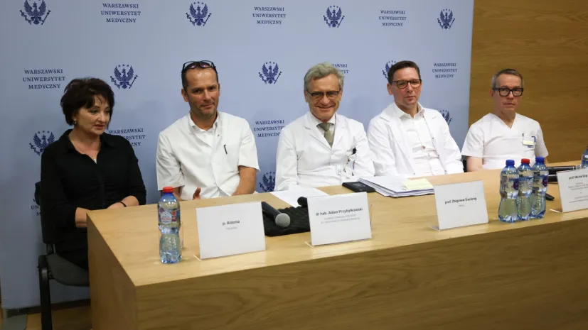 04.07.2024. Pacjentka, p. Aldona (L), zastępca dyrektora UCK WUM ds. lecznictwa w lokalizacji Banacha dr hab. Adam Przybyłkowski (2L), rektor WUM prof. Zbigniew Gaciong (C), kierownik Katedry i Kliniki Chirurgii Ogólnej, Transplantacyjnej i Wątroby WUM, konsultant krajowy w dziedzinie transplantologii klinicznej prof. Michał Grąt (2P) oraz kierownik Oddziału Intensywnej Terapii Chirurgicznej Kliniki Chirurgii ogólnej, Transplantacyjnej i Wątroby WUM dr hab. Wojciech Figiel (P) podczas konferencji prasowej w siedzibie Dziecięcego Szpitala Klinicznego UCK WUM w Warszawie, 4 bm. Spotkanie poświęcone było zabiegowi przeszczepienia wspomagającego wątroby. Tę pionierską w skali świata operację przeprowadzono u chorej po urazie narządu, doznanym w wyniku wypadku komunikacyjnego. (amb) PAP/Albert Zawada