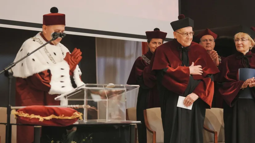 13.09.2024. Rektor Śląskiego Uniwersytetu Medycznego w Katowicach prof. dr hab. n. med. Tomasz Szczepański (L) na uroczystości nadania doktoratu honoris causa Śląskiego Uniwersytetu Medycznego dr n. med. Zygfrydowi Wawrzynkowi 13 bm. na Wydziale Nauk Medycznych Śląskiego Uniwersytetu Medycznego w Katowicach. PAP/Michał Meissner