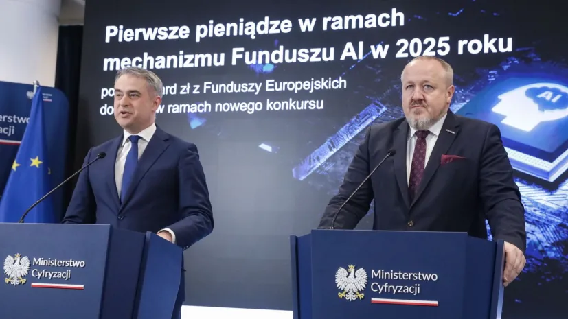 13.01.2025. Wicepremier, minister cyfryzacji Krzysztof Gawkowski (L) oraz dyrektor Narodowego Centrum Badań i Rozwoju prof. Jerzy Małachowski (P) podczas konferencji prasowej w siedzibie resortu cyfryzacji w Warszawie, 13 bm. Temat spotkania: &quot;Pierwsze pieniądze w ramach mechanizmu Funduszu AI w 2025 roku - ponad miliard zł z Funduszy Europejskich dostępne w ramach nowego konkursu&quot;. PAP/Tomasz Gzell