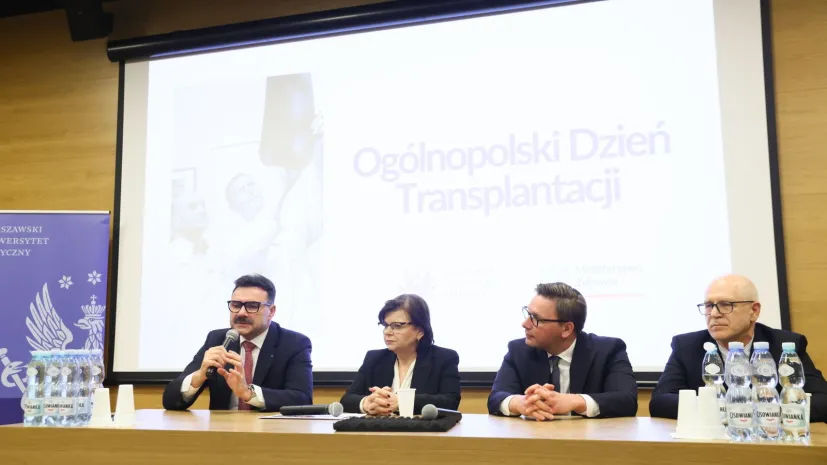 dr. hab. Rafał Krenke, prorektor WUM, kierownik Kliniki Chirurgii Ogólnej, Transplantacyjnej i Wątroby UCK WUM, konsultant krajowy w dziedzinie transplantologii klinicznej prof. dr hab. Michał Grąt, kierownik Kliniki Chirurgii Serca, Klatki Piersiowej i Transplantologii UCK WUM dr hab. n. med. Mariusz Kuśmierczyk na konferencji prasowej z okazji Ogólnopolskiego Dnia Transplantacji, 24 bm. w Dziecięcym Szpitalu Klinicznym UCK WUM w Warszawie. PAP/Leszek Szymański