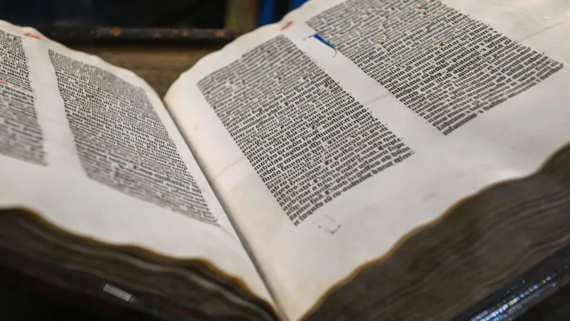 07.02.2025. Biblia Gutenberga przechowywana na co dzień w Muzeum Diecezjalnym w Pelplinie, prezentowana w Galerii Sztuki Średniowiecznej Muzeum Narodowego w Warszawie, 7 bm.  To jeden z egzemplarzy Biblii drukowanej w Moguncji przez Johannesa Gutenberga w latach 1452–1455. Pelplińska księga uchodzi za szczególnie cenny z kilkudziesięciu zachowanych na świecie woluminów Biblii Gutenberga, z uwagi na unikalny błąd drukarski. Poświęcona starodrukowi wystawa będzie dostępna dla zwiedzających do 23 marca br. PAP/Piotr Nowak