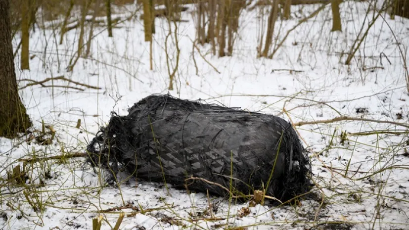 Niezidentyfikowany obiekt, najprawdopodobniej zbiornik rakiety Falcon 9 na miejscu znalezienia w lesie w miejscowości Sędziny w pow. Szamotulskim   (jm) PAP/Jakub Kaczmarczyk