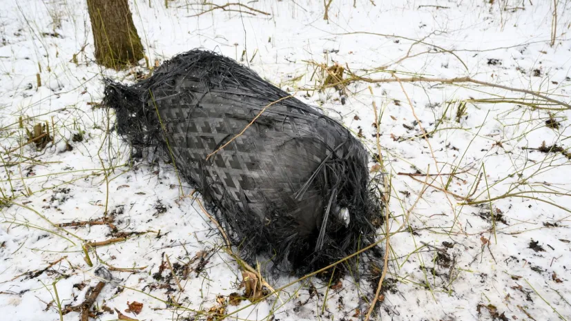 , 21.02.2025. Niezidentyfikowany obiekt, najprawdopodobniej zbiornik rakiety Falcon 9 na miejscu znalezienia w lesie w miejscowości Sędziny w pow. Szamotulskim, 21. bm. W środę 19 bm. przed godziną piątą rano w niekontrolowany sposób w atmosferę nad Polską wszedł człon rakiety Falcon 9 R/B firmy SpaceX, co zostało potwierdzone przez Departament Bezpieczeństwa Kosmicznego Polskiej Agencji Kosmicznej (POLSA). Człon rakiety o masie ok. 4 ton pochodził z misji SpaceX Starlink Group 11-4, która 1 lutego wystartowała z bazy lotniczej w Kalifornii. (jm) PAP/Jakub Kaczmarczyk