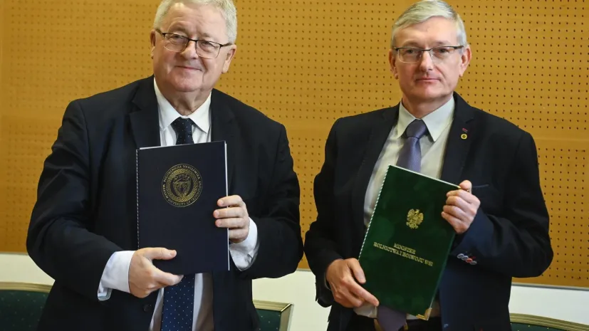 , 05.02.2025. Minister rolnictwa i rozwoju wsi Czesław Siekierski (L) i prof. dr hab. inż. Piotr Przybyłowicz (P) podczas spotkania w siedzibie MRiRW w Warszawie, 5 bm. Podczas wydarzenia podpisano &quot;Porozumienie o współpracy na rzecz promowania badań i innowacji w zakresie produkcji i wykorzystania paliw odnawialnych&quot; pomiędzy Ministerstwem Rolnictwa i Rozwoju Wsi a Politechniką Warszawską. PAP/Piotr Nowak