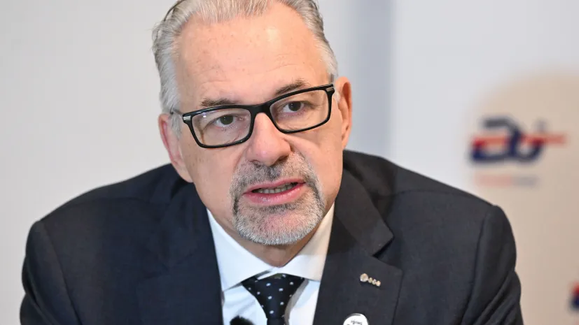 16.04.2025. Na zdjęciu dyrektor generalny Europejskiej Agencji Kosmicznej Josef Aschbacher podczas wywiadu dla Polskiej Agencji Prasowej, przed drugim dniem III Konferencji Bezpieczeństwa ESA na Zamku Królewskim w Warszawie. (ad) PAP/Radek Pietruszka