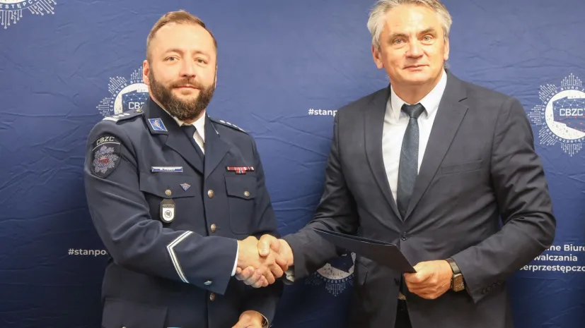 Opole, 06.05.2025. Zastępca Komendanta Centralnego Biura Zwalczania Cyberprzestępczości insp. Michał Pudło (L) oraz rektor Politechniki Opolskiej dr hab. inż. Marcin Lorenc (P) podczas podpisania porozumienia o współpracy między zarządem Centralnego Biura Zwalczania Cyberprzestępczości oraz Politechniką Opolską, 6 bm. w siedzibie Politechniki Opolskiej. PAP/Krzysztof Świderski