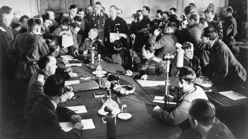 Niemcy, Berlin, 1945-05-08. Feldmarszałek Wilhelm Keitel (u szczytu stołu) podpisał akt bezwarunkowej kapitulacji Niemiec. PAP/CAF/APN