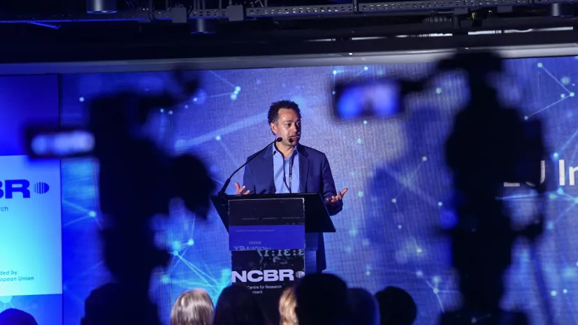  Warszawa, 12.05.2025. Przewodnictwo Polski w Radzie UE. Dyrektor agencji SME Keith Sequeira podczas otwarcia międzynarodowej konferencji EU Innovation Journey'25 w centrum konferencyjnym The Tides w Warszawie, 12 bm. Wydarzenie gromadzi liderów deep tech i kluczowych graczy w dziedzinie innowacji, a jego celem jest opracowanie rozwiązań służących zmniejszeniu luki innowacyjnej w Europie. PAP/Piotr Nowak