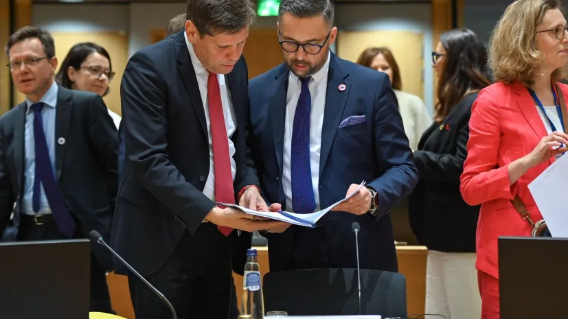 , Belgia, 23.05.2025. Przewodnictwo Polski w Radzie UE. Minister nauki Marcin Kulasek (2P) i zastępca Stałego Przedstawiciela Polski przy UE, przedstawiciel RP w Coreper I Arkadiusz Pluciński (2L) podczas posiedzenia ministrów ds. badań w Brukseli. PAP/Kinga Majewska