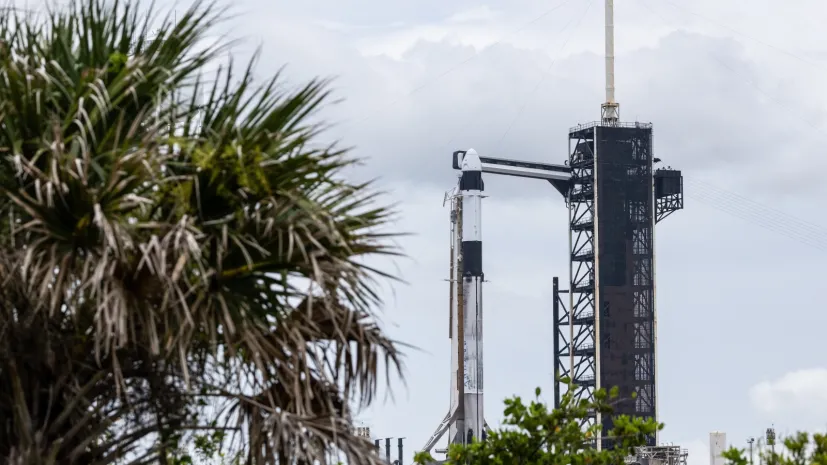 Floryda, 11.06.2025. Na zdjęciu z 11 bm. Rakieta Falcon 9 na stanowisku SLC 39A w Centrum Kosmicznym Johna F. Kennedy’ego na przylądku Canaveral w amerykańskim stanie Floryda. PAP/Leszek Szymański