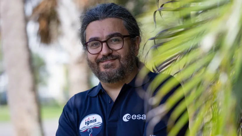 08.06.2025. Na zdjęciu z 7 bm. kierownik misji Ax-4 z ramienia European Space Agency Sergio Palumberi uczestniczy na przyladku Cape Canaveral, 7 bm. w sesji zdjęciowej dla PAP. 10 czerwca z  Centrum Kosmicznego im. Johna F. Kennedy’ego rakieta Falcon 9 wyniesie na Międzynarodową Stację Kosmiczną (ISS) kapsułę Dragon z czworgiem astronautów misji Axiom-4 (Ax-4). Będą to: Peggy Whitson (USA) – dowódczyni, Sławosz Uznański-Wiśniewski (Polska/ESA) – specjalista, Shubhanshu Shukla (Indie) – pilot oraz Tibor Kapu (Węgry) – specjalista. (sko) PAP/Leszek Szymański 