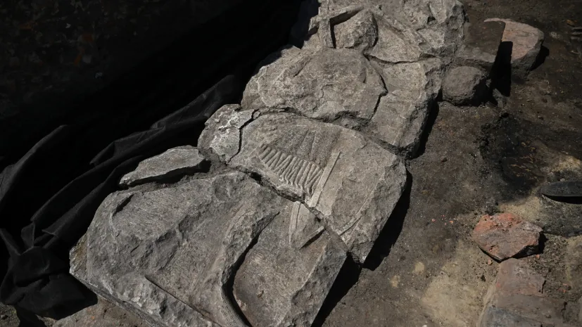 02.07.2025. Płyta nagrobna z wizerunkiem rycerza z pocz. XIII w. odkryta podczas prac archeologicznych na gdańskiej starówce, 2 bm. Wykopaliska prowadzone są w miejscu, w którym kiedyś działała kultowa lodziarnia Miś. (jm) PAP/Adam Warżawa