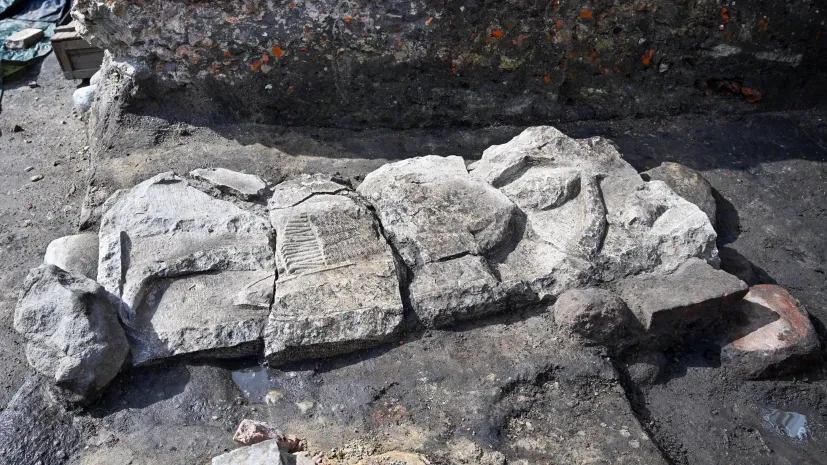 Gdańsk, 08.07.2025. Operacja podniesienia płyty nagrobnej z wizerunkiem rycerza z pocz. XIII w., 8 bm. odkrytej podczas prac archeologicznych na gdańskiej starówce. PAP/Marcin Gadomski