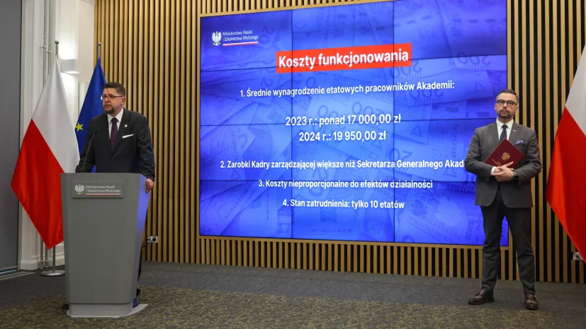 09.07.2025. Minister nauki i szkolnictwa wyższego Marcin Kulasek (P) oraz wiceminister nauki i szkolnictwa wyższego Andrzej Szeptycki (L) na konferencji prasowej poświęconej likwidacji Akademii Kopernikańskiej, w Ministerstwie Nauki i Szkolnictwa Wyższego w Warszawie, 9 bm. (ad) PAP/Albert Zawada