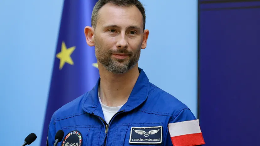 Warszawa, 24 .07.2025. Członek załogi Axiom-4 dr Sławosz Uznański-Wiśniewski na wspólnej konferencji prasowej z premierem Donaldem Tuskiem w KPRM w Warszawie. PAP/Rafał Guz