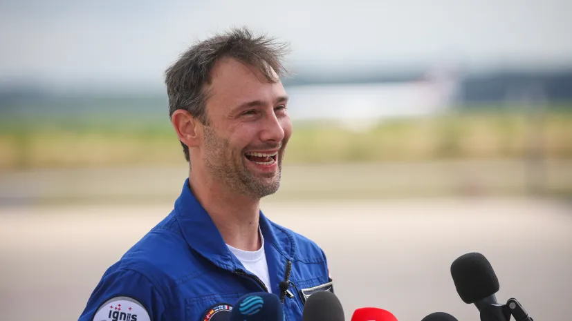 Kolonia, 16.07.2025. Polski członek załogi Axiom-4 dr Sławosz Uznański-Wiśniewski po wylądowaniu na lotnisku w Kolonii, 16 bm. Kapsuła Crew Dragon misji Axiom-4 z czwórką astronautów na pokładzie powróciła na Ziemię z orbity okołoziemskiej, gdzie przez blisko dwa tygodnie dokowała do Międzynarodowej Stacji Kosmicznej ISS. (jm) PAP/Leszek Szymański