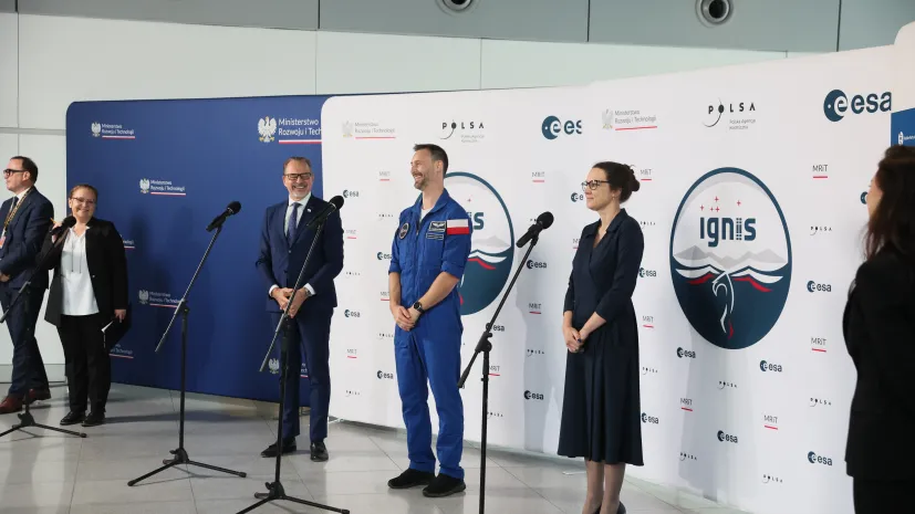 Warszawa, 24.07.2025. Polski astronauta, członek załogi misji Axiom-4 dr Sławosz Uznański-Wiśniewski (C), prezes Polskiej Agencji Kosmicznej dr Marta Ewa Wachowicz (2P) oraz dyrektor Europejskiej Agencji Kosmicznej Josef Aschbacher (3L) podczas powitania w Porcie Lotniczym im. Chopina na Okęciu w Warszawie, 24 bm. Polski astronauta wrócił do kraju na pokładzie specjalnego rządowego samolotu. (amb) PAP/Leszek Szymański