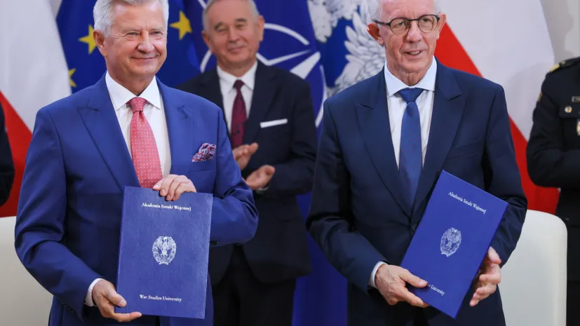 Warszawa, 27.08.2025. Podsekretarz stanu w Ministerstwie Obrony Narodowej Stanisław Wziątek (L) oraz podsekretarz stanu w Ministerstwie Spraw Wewnętrznych i Administracji Wiesław Leśniakiewicz (P) podpisali porozumienie dotyczące prowadzenia studiów pierwszego stopnia na kierunku „Ochrona Ludności i Obrona Cywilna", 27 bm. w siedzibie Akademii Sztuki Wojennej w Warszawie. Współpraca obejmie trzy uczelnie: stołeczną Akademię Sztuki Wojennej, Akademię Pożarniczą w Warszawie oraz Akademię Policji w Szczytnie. (amb) PAP/Rafał Guz