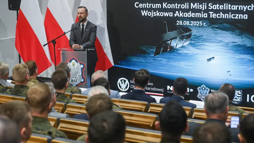 28.08.2025. Wicepremier, minister obrony narodowej Władysław Kosiniak-Kamysz przemawia na otwarciu Centrum Kontroli Misji Satelitarnych na terenie Wojskowej Akademii Technicznej w Warszawie, 28 bm. Podczas spotkania zaprezentowano operacyjne wykorzystanie Segmentu Naziemnego Wojskowej Akademii Technicznej poprzez połączenie na żywo z satelitą ICEYE, przelatującym w zasięgu stacji naziemnej WAT. (ad) PAP/Piotr Nowak