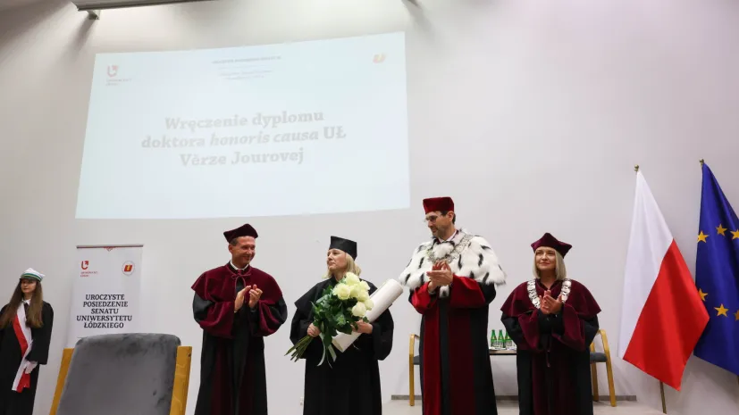 Łódź, 14.10.2025. Prawniczka, była wiceprzewodnicząca Komisji Europejskiej ds. wartości i przejrzystości Vera Jourova (C) odbiera tytuł doktora honoris causa Uniwersytetu Łódzkiego podczas uroczystości w Auli Szuberta UŁ w Łodzi, 14 bm. Obok rektor UŁ prof. dr hab. Rafał Matera (2P), dziekan Wydziału Prawa i Administracji UŁ dr hab. Monika Bogucka-Felczak (P) oraz promotor, kierownik Katedry Europejskiego Prawa Konstytucyjnego Wydziału Prawa i Administracji UŁ dr hab. Marcin Górski (2L). PAP/Marian Zubrzycki