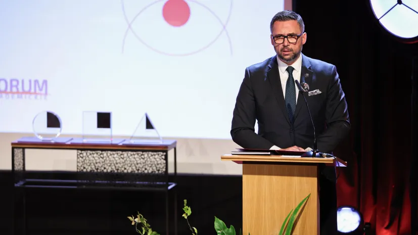 Kraków, 15.10.2025. Minister nauki i szkolnictwa wyższego Marcin Kulasek podczas wręczenia Nagrody Narodowego Centrum Nauki dla młodych naukowców. PAP/Łukasz Gągulski