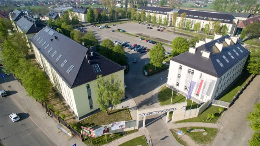 Widok z drona na budynki Politechniki Opolskiej, sm/ meg PAP/Sławomir Mielnik