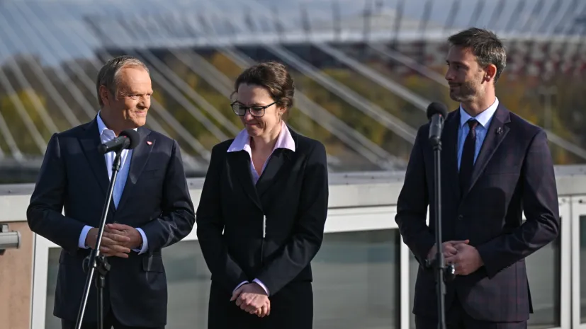 , 26.10.2025. Od lewej: premier Donald Tusk, prezes POLSA Marta Wachowicz i astronauta ESA Sławosz Uznański-Wiśniewski na konferencji prasowej w ramach debaty pt. &quot;Demokracja równych szans. Rozmowy o wyzwaniach rozwojowych dla Polski&quot;, 26 bm. w Centrum Nauki Kopernik w Warszawie. Wydarzenie jest organizowane przez Instytut Obywatelski. (aldg) PAP/Radek Pietruszka