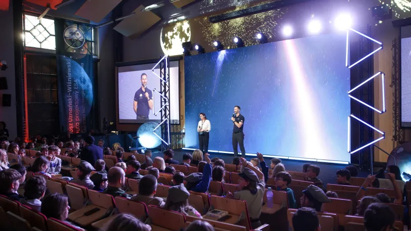 04.11.2025. Astronauta projetkowy ESA, Sławosz Uznański-Wiśniewski (P) podczas spotkania z dziećmi i młodzieżą w Akademii Górniczo-Hutniczej w Krakowie, 4 bm. (ad) PAP/Łukasz Gągulski