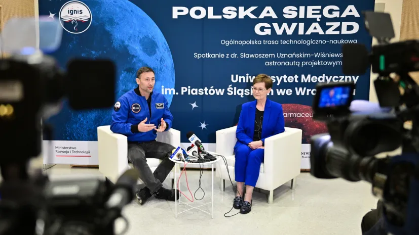 12.11.2025. Astronauta projektowy ESA, Sławosz Uznański-Wiśniewski (L) i prorektor UMed Agnieszka Piwowar  (P) podczas spotkania na Wydziale Farmaceutycznym Uniwersytetu Medycznego we Wrocławiu, 12 bm. Wydarzenie odbyło się w ramach wydarzeń Polska Sięga Gwiazd. (mr) PAP/Maciej Kulczyński