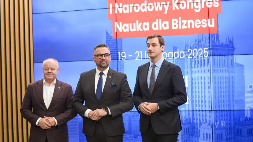 , 12.09.2025. Minister nauki i szkolnictwa wyższego Marcin Kulasek (C), wiceminister nauki i szkolnictwa wyższego Marek Gzik (L) i prezes Sieci Badawczej Łukasiewicz Hubert Cichocki (P) podczas konferencji prasowej inaugurującej kampanię informacyjną Kongresu „Nauka dla Biznesu&quot; w Warszawie. PAP/Marcin Obara