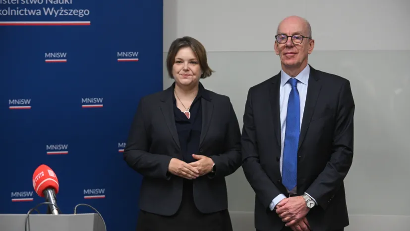 , 18.11.2025. Wiceminister nauki Karolina Zioło-Pużuk podczas briefingu prasowego siedziba MNiSW w Warszawie, 18 bm. Spotkanie odbyło sie w ramach V konferencji sprawozdawczej dla uczelni uczestniczących w programie IDUB. PAP/Marcin Obara