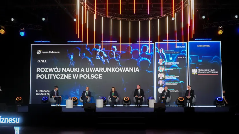 19.11.2025. Wiceminister nauki i szkolnictwa wyższego prof. Marek Gzik (2P), europosłowie Borys Budka (2L), Michał Kobosko (3P), marszałek Senatu Małgorzata Kidawa-Błońska (3L), zastępca szefa Kancelarii Prezesa Rady Ministrów Jakub Stefaniak (P) i moderator Marek Kacprzak (L) na I Kongresie Nauka dla Biznesu, 19 bm. w centrum EXPO XXI w Warszawie. Celem wydarzenia jest zacieśnienie współpracy środowisk akademickich z przedsiębiorcami, wypracowanie nowych patentów i wdrożeń, wzmacniających polską gospodarkę. PAP/Marcin Obara
