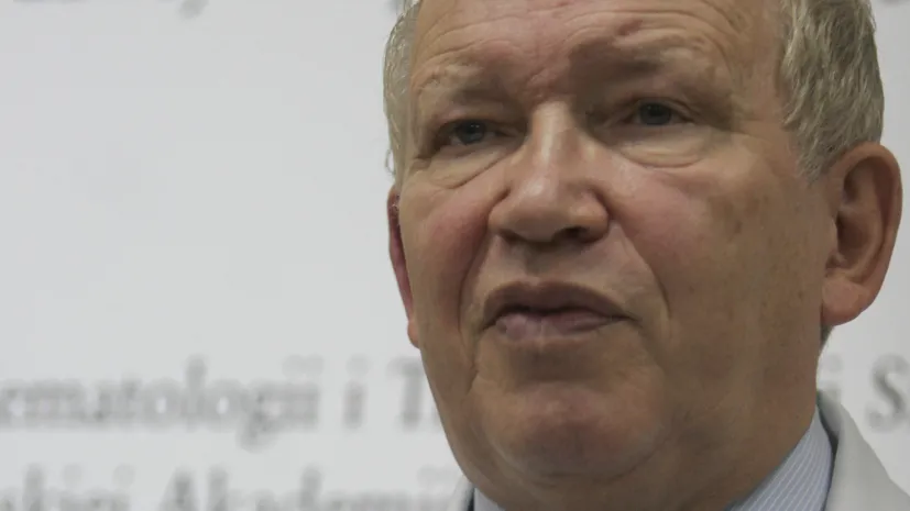 Konferencja prasowa w Klinice Hematologii i Transplantacji Szpiku Kostnego Śląskiej Akademii Medycznej w Katowicach z okazji 10. rocznicy pierwszego w Polsce przeszczepu szpiku od dawcy niespokrewnionego. Przeszczep u Urszuli Jaworskiej przeprowadził prof. dr hab n.med. Jerzy Hołowiecki. N/z: Jerzy Hołowiecki podczas konferencji. 15.02.2007 PAP/Andrzej Grygiel