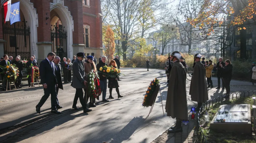 Kraków, 06.11.2025. Uroczystość pod Dębem Wolności przed gmachem Collegium Novum Uniwersytetu Jagiellońskiego w Krakowie, 6 bm. w ramach obchodów Akademickiego Dnia Pamięci w 86. rocznicę akcji Sonderaktion Krakau. (ad) PAP/Łukasz Gągulski