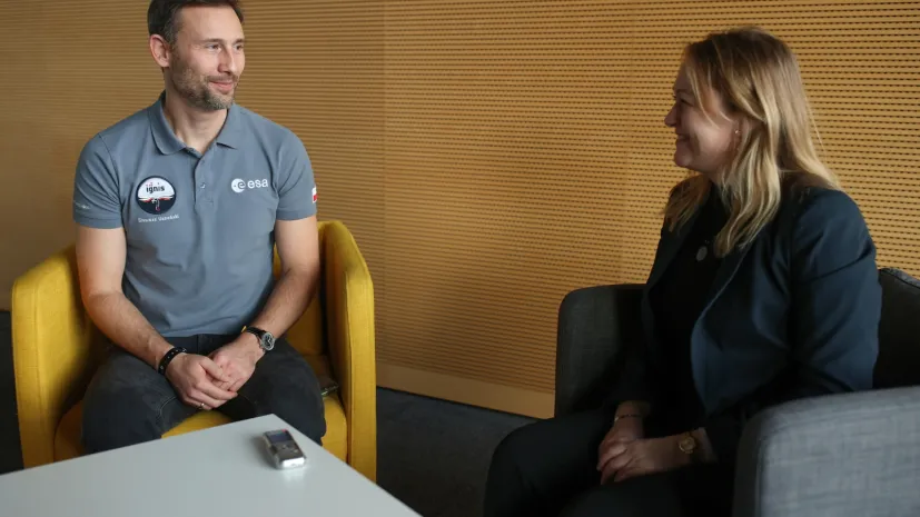 Katowice, 07.12.2025. Astronauta projektowy ESA Sławosz Uznański-Wiśniewski (L) i dziennikarka PAP Agnieszka Kliks-Pudlik (P) podczas spotkania w ramach 9. Śląskiego Festiwalu Nauki Katowice, 7 bm. w Międzynarodowym Centrum Kongresowym. Spotkanie odbyło się w ramach trasy „IGNIS - Polska sięga gwiazd”. (aldg) PAP/Jarek Praszkiewicz