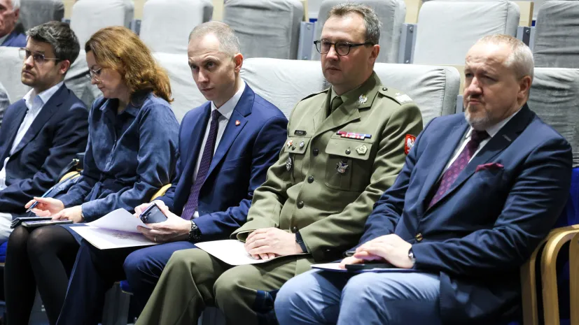 Warszawa, 12.12.2025. Wiceminister obrony narodowej Cezary Tomczyk (3L), dyrektor NCBR Jerzy Małachowski (P) i dyrektor Departamentu Innowacji MON gen. bryg. Marcin Górka (2P) podczas inauguracji programu akceleracyjnego &quot;MilTech&quot; w Warszawie, 12 bm. (aldg) PAP/Rafał Guz