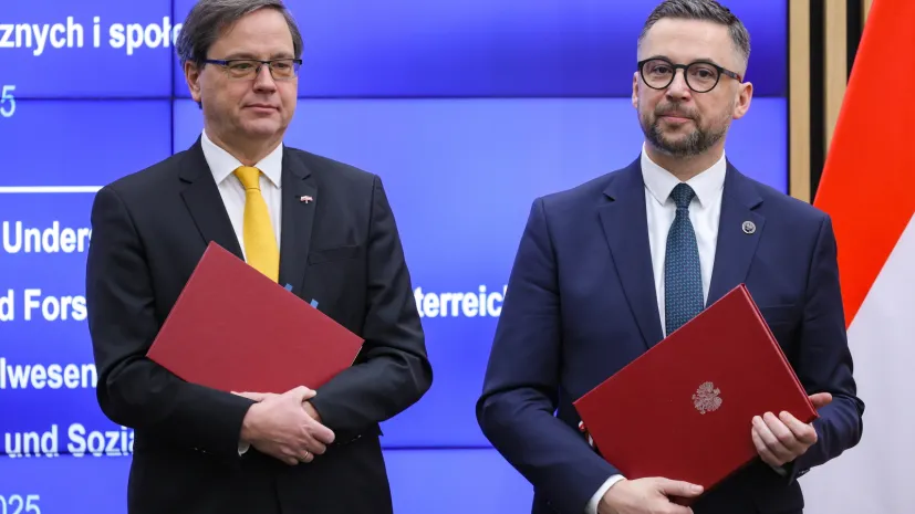 , 16.12.2025. Minister nauki i szkolnictwa wyższego Marcin Kulasek (P) oraz ambasador Austrii w Polsce Hannes Schreiber (L) na podpisaniu umowy między resortem nauki RP i Ministerstwem ds. Kobiet, Nauki i Badań Naukowych Republiki Austrii w siedzibie MNiSW w Warszawie, 16 bm. Podpisane porozumienie dotyczy współpracy w dziedzinie nauk humanistycznych i społecznych. PAP/Rafał Guz