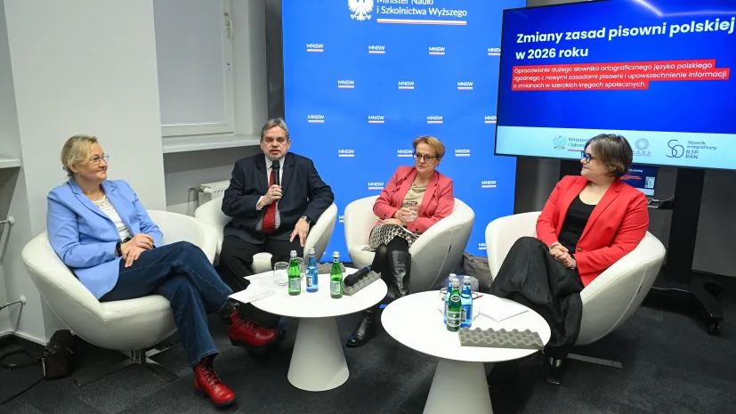 16.01.2026. Wiceminister nauki i szkolnictwa wyższego, Karolina Zioło-Pużuk (P), przewodnicząca Rady Języka Polskiego przy prezydium PAN prof. Katarzyna Kłosińska (2P), członek prezydium RJP, przewodniczący zespołu RJP ds. reformy ortografii prof. Piotr Żmigrodzki (2L) oraz członkini RJP i zespołu ds. reformy ortografii prof. Iwona Burkacka (L) podczas konferencji prasowej poświęconej zmianom w polskiej ortografii, 16 bm. w Ministerstwie Nauki i Szkolnictwa Wyższego w Warszawie. PAP/Marcin Obara