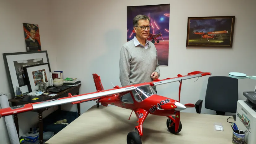 26.01.2026. Dyrektor generalny Draco Aircraft Johannes von Thadden na prezentacji modelu samolotu Draco przy pl. Inwalidów w Warszawie, 26 bm. Tworzony przez warszawski startup DRACO Aircraft czteromiejscowy samolot ma mieć możliwość startu i lądowania na dystansie krótszym niż 30 metrów (Short Take Off and Landing – STOL) bez konieczności wykorzystania stałego pasa startowego. Konstrukcja ma znaleźć zastosowanie m.in. w wojsku i służbach porządkowych. (ad) PAP/Albert Zawada