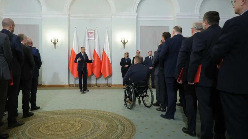 07.01.2026. Prezydent RP Karol Nawrocki (C) przemawia podczas uroczystości w Pałacu Prezydenckim w Warszawie. PAP/Paweł Supernak