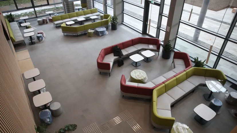 05.02.2026. Zwiedzanie dla mediów nowego kampusu Uniwersytetu Papieskiego Jana Pawła II w Krakowie, 5 bm. Koszt inwestycji zwiększył się w związku z koniecznością połączenia dwóch budynków i dostosowania biblioteki do integracji z częścią dydaktyczną. (aldg) PAP/Łukasz Gągulski